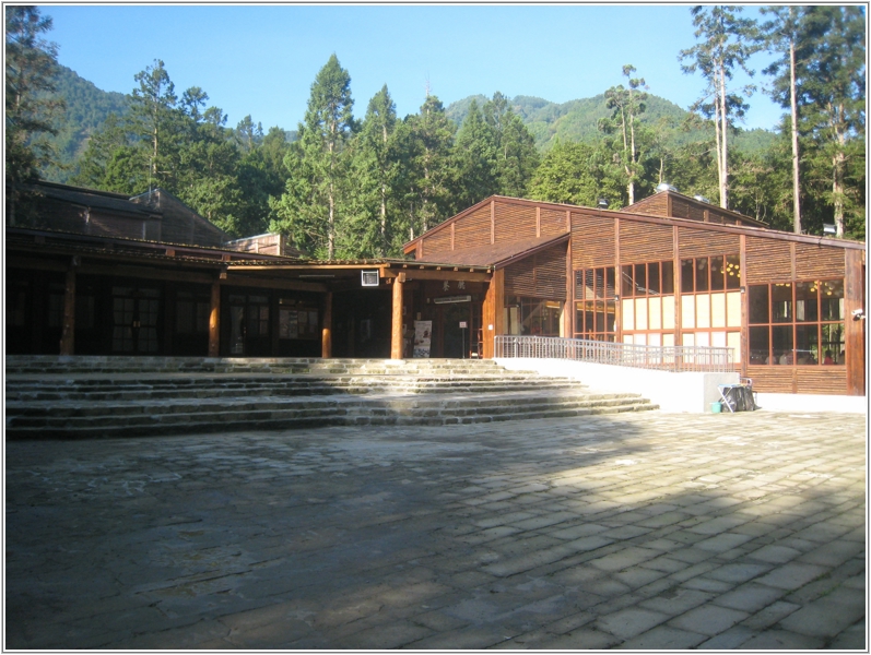 2011-06-18 07-03-07青年活動中心餐廳.JPG